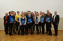 Das Foto zeigt  14 Studierende der Hochschule die ein Deutschlandstipendien erhielten.