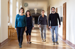 Das Bild zeigt vier Personen, welchen im Altbau der PH laufen. Copyright Pädagogische Hochschule Heidelbergäädd