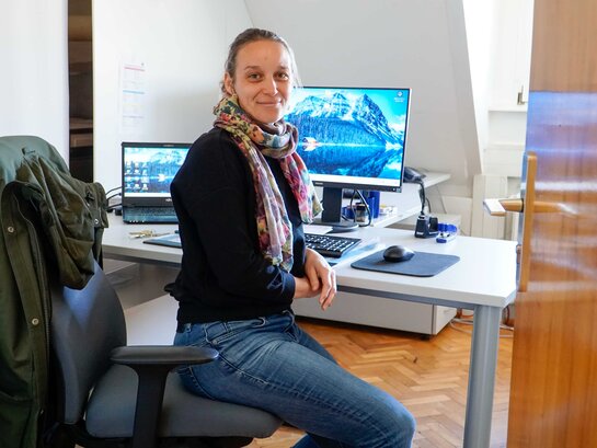 Kathrin Ludwig sitzt an ihrem Arbeitsplatz im Altbau der PH Heidelberg