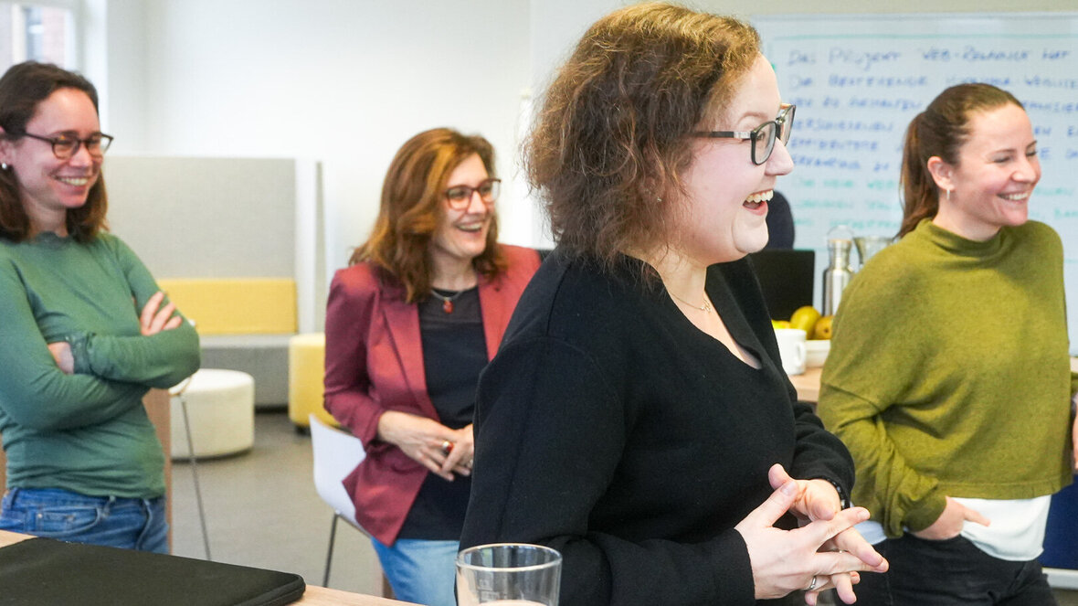 Arbeiten an der PHHD bedeutet auch, wie auf diesem Bild zu sehen: Eine Gruppe von Frauen, die freundlich lachend auf etwas außerhalb des Bildschirms schauen.