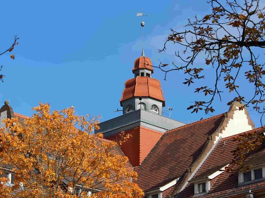 Das Foto zeigt den Turm des Altbaus der PH Heidelberg im Herbst.