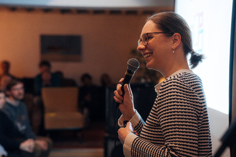 Zu sehen ist Prof. Marita Friesen beim Science Slam während ihrer Präsentation.