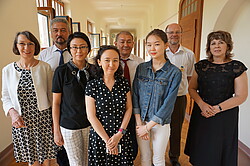 Gruppenbild mit deutschen Besuch mit Menschen aus Kasachstan in Kasachstan.