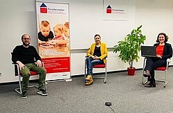  drei Menschen in einem Halbkreis mit Abstand sitzend und diskutieren. Copyright Pädagogische Hochschule Heidelberg