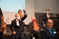 Das Bild zeigt verschiedene Personen mit Abstand sitzend bei der Eröffnung des AW-ZIBs. Copyright Pädagogische Hochschule Heidelberg