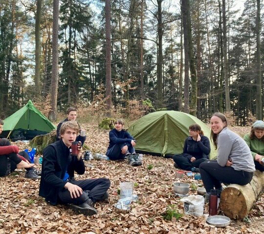 Zu sehen sind Studierende bei einer Wandertour im Pfälzer Wald.