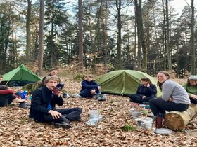 Zu sehen sind Studierende bei einer Wandertour im Pfälzer Wald.