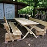 Neue Lernmöbel aus Robinie- fest verankert im Ökogarten,
