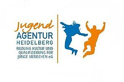 blau, orangene Logo von der Jugendagentur Heidelberg. 