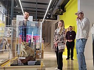 Foto von Studierenden in der Museumshalle