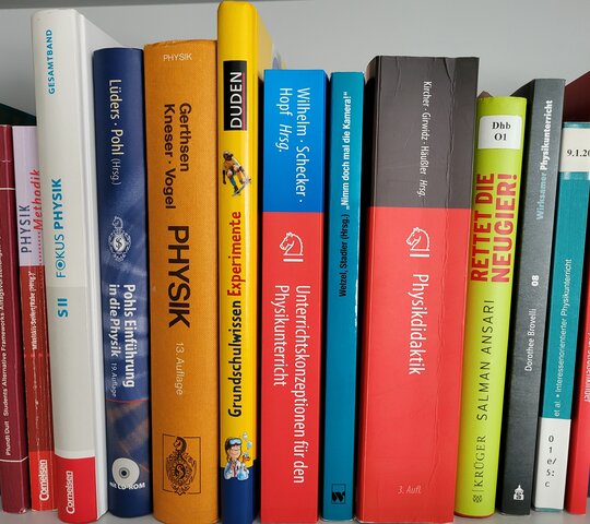 Ausschnitt aus einem Physik-Bücherregal