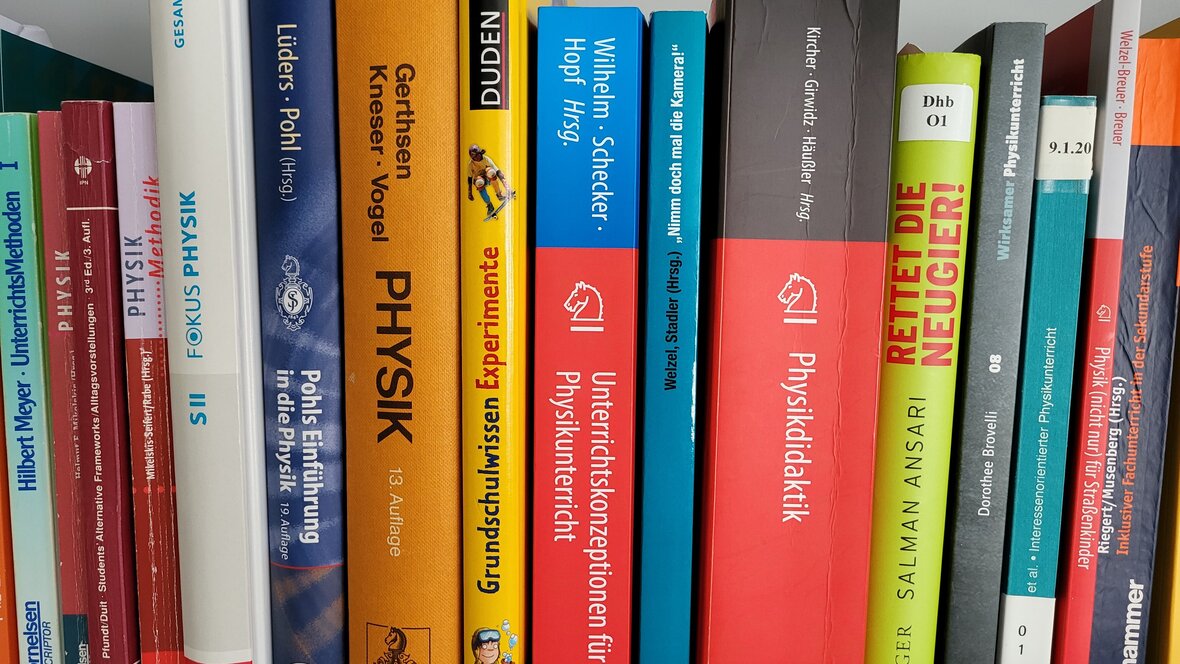 Ausschnitt aus einem Physik-Bücherregal