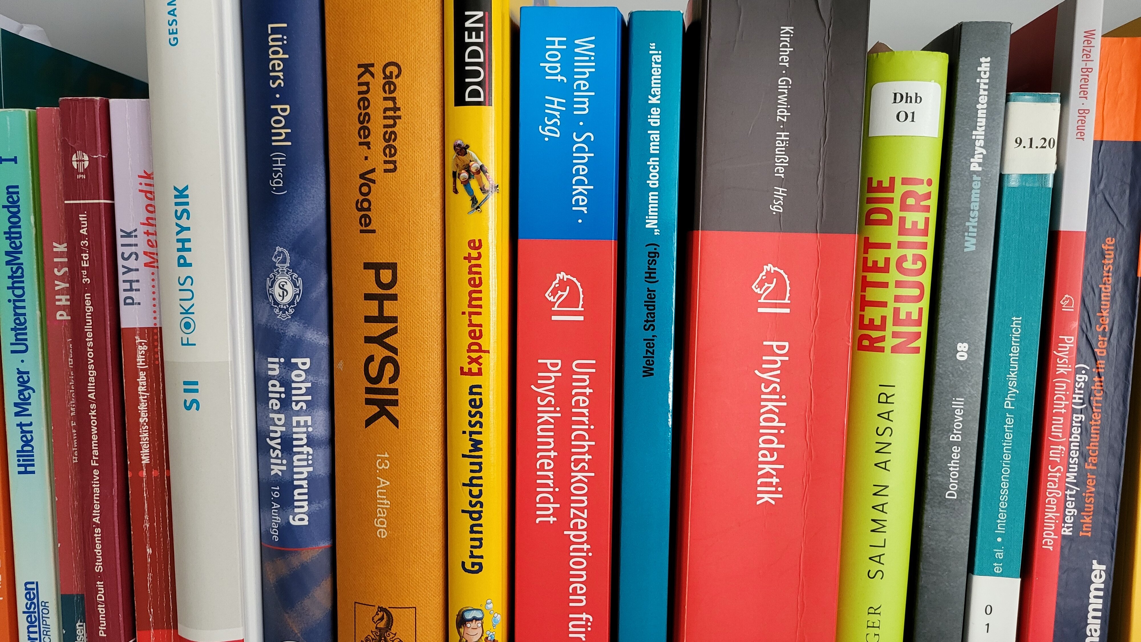 Ausschnitt aus einem Physik-Bücherregal