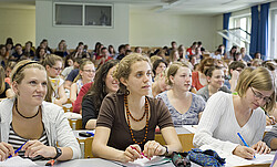 Studierenden sitzend im Hörsaal.