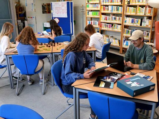 Student*innen sitzen bei einem Workshop zusammen.
