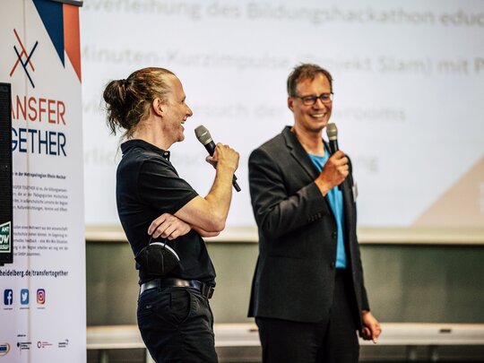 Zu sehen ist Prof. Dr. Christian Spannagel (PHHD) und Hartmut Lang (MRN) bei der Abschlussveranstaltung von Transfer Together in der PH Heidelberg. 