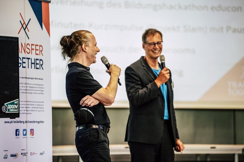 Zu sehen ist Prof. Dr. Christian Spannagel (PHHD) und Hartmut Lang (MRN) bei der Abschlussveranstaltung von Transfer Together in der PH Heidelberg. 