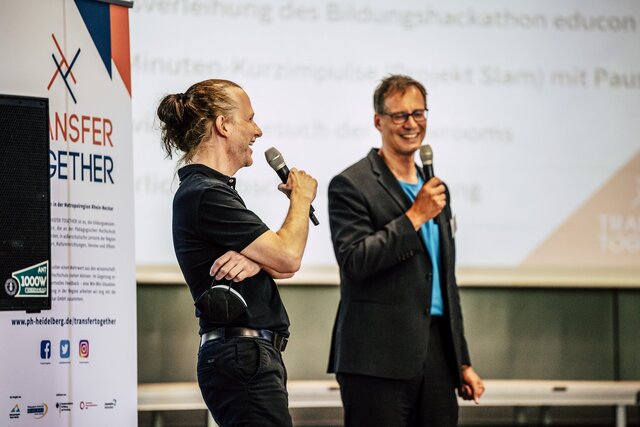 Zu sehen ist Prof. Dr. Christian Spannagel (PHHD) und Hartmut Lang (MRN) bei der Abschlussveranstaltung von Transfer Together in der PH Heidelberg. 