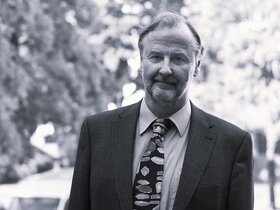 Ein Porträt von Berward Lange in schwarz-weiß