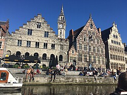 Häuser vor einem Fluss in Gent.