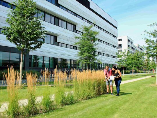 [Übersetzen nach: English] Zwei Menschen forschen für die Pädagogische Hochschule in der Heidelberger Bahnstadt.