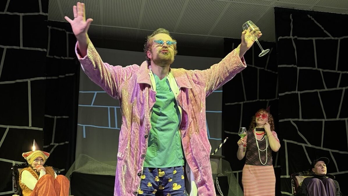 Ein Schauspieler der Theatergruppe der Pädagogischen Hochschule Heidelberg ist bei einer Aufführung zu sehen.