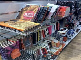 Zu sehen ist ein Bücherregal in einem Sexshop.