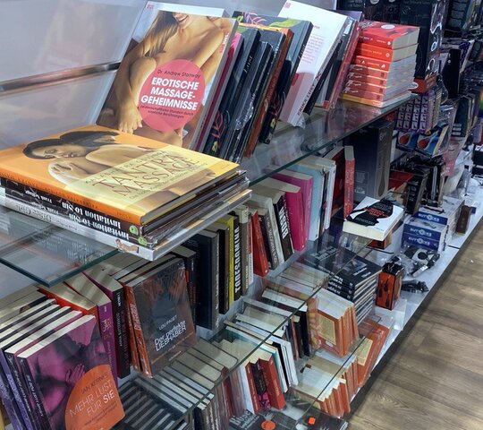 Zu sehen ist ein Bücherregal in einem Sexshop.