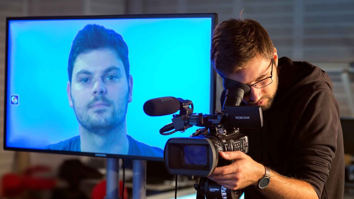 Eine Person bei der Bedienung einer Videokamera