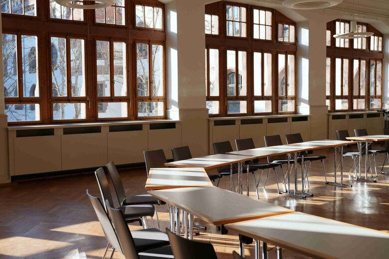 Ein Raum m Altbau der Pädagogischen Hochschule Heidelberg. Hier trifft sich der Sentat oder die Verwaltung. Es gibt auhc Lehrveranstaltungen.