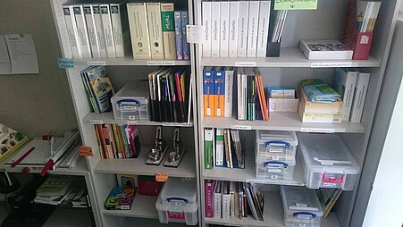 Die Getreidetheke, die in der Didaktischen Werkstatt AUG ausgeliehen werden kenn. Hierbei handelt es sich um sieben durchsichtige Plastikdosen, die unterschedliche Getreidekörner enthalten.