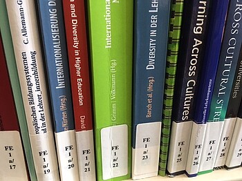 Buchrücken mit Signatur FE1a - Internationalisierung der Lehrer:innenbildung