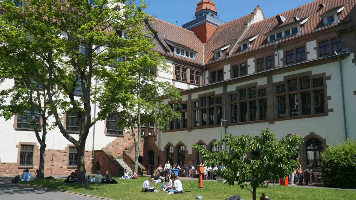 Zu sehen ist der Innenhof des Altbau der Pädagogischen Hochschule Heidelberg