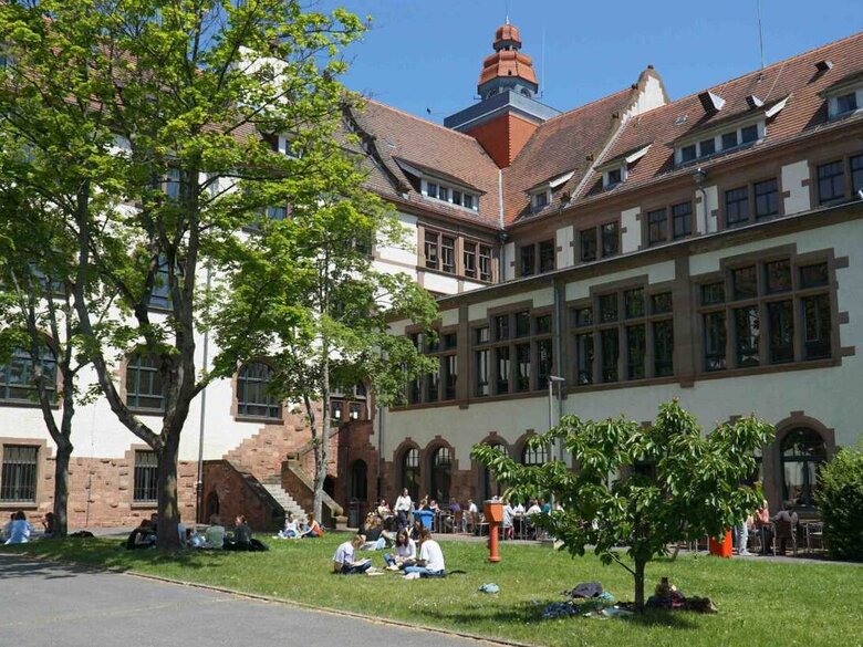 Zu sehen ist der Innenhof des Altbau der Pädagogischen Hochschule Heidelberg