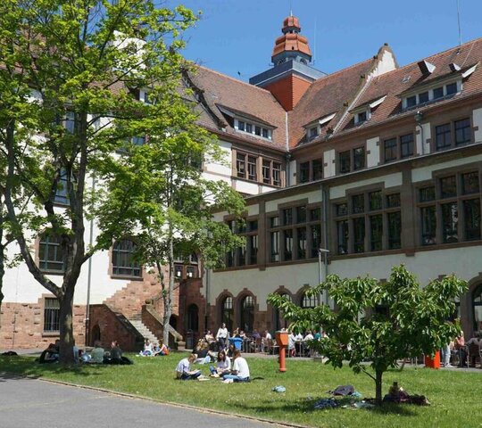 Zu sehen ist der Innenhof des Altbau der Pädagogischen Hochschule Heidelberg