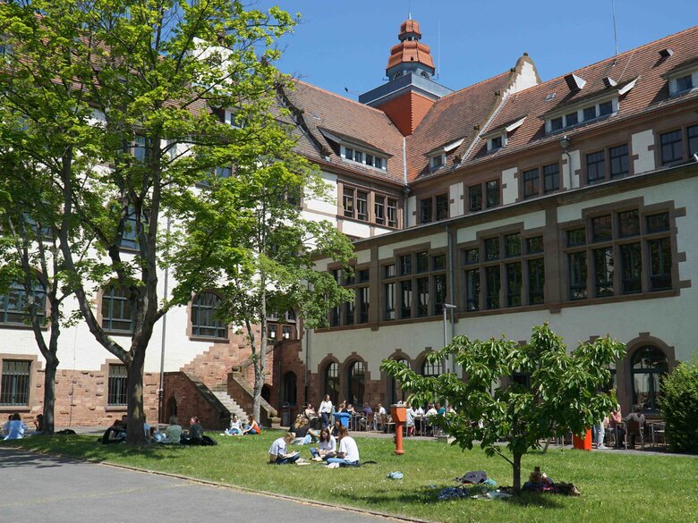 Zu sehen ist der Innenhof des Altbau der Pädagogischen Hochschule Heidelberg