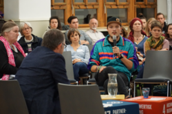 Das Foto zeigt die Fishbowl-Diskussion: In der Mitte Sander Frank von "Fridays for Future Baden-Würrtemberg" im Gespräch.