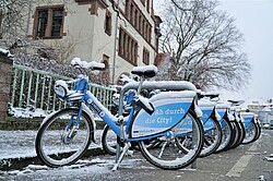 Fahrräder im Schnee