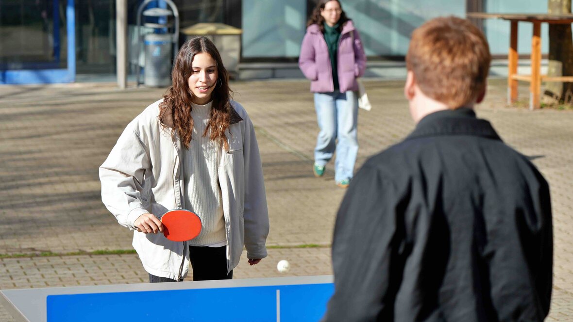 Studierende spielen Tischtennis