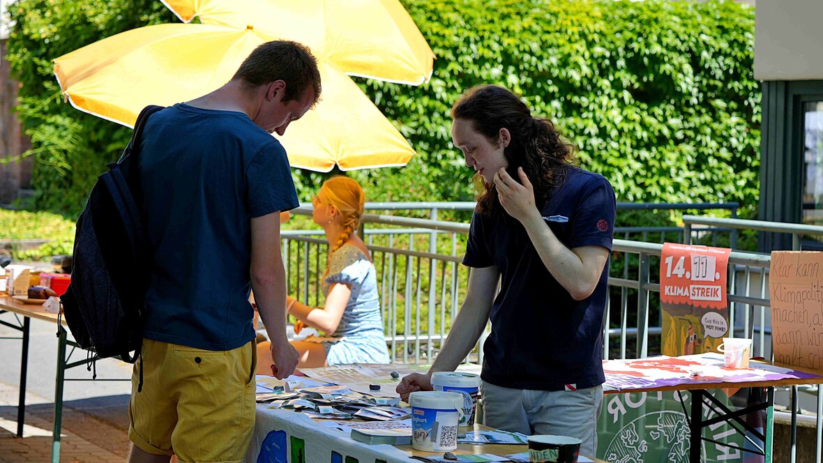 Ein Besucher des Future Festivals 2025 informiert sich an einem der Stände.