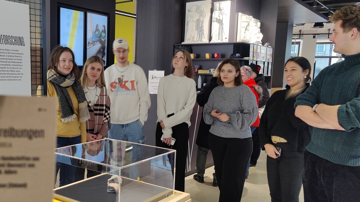 Foto von Studierenden in der Museumshalle