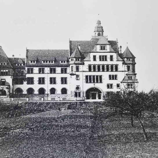 Zu sehen ist ein historisches Bild des Altbaus der das studieren in Heidelberg möglich macht.