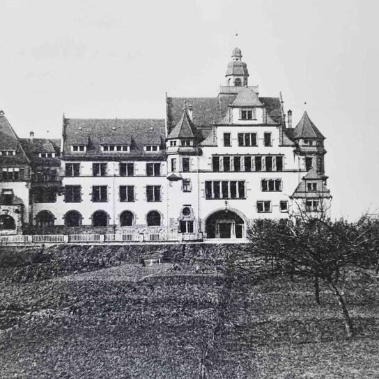 Zu sehen ist ein historisches Bild des Altbaus der das studieren in Heidelberg möglich macht.
