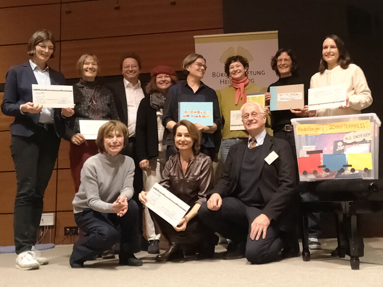 Die Preisträger:innen des Wettbewerbs „Miteinander Heidelberg“ - darunter Christina Bär von der Pädagogischen Hochschule Heidelberg mit dem Projekt „Heidelberger SchriftEXPRESS"