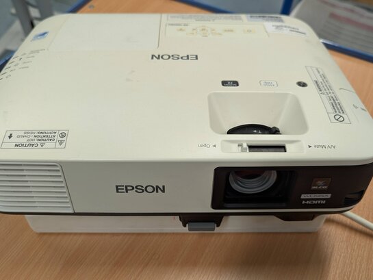 Foto eines Epson Full HD-Projektors aus dem Verleihbestand.