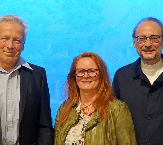 Gruppenbild von Prorektor Dammer und den Preisträgerinnen Annette Schulze und Holger Meeh