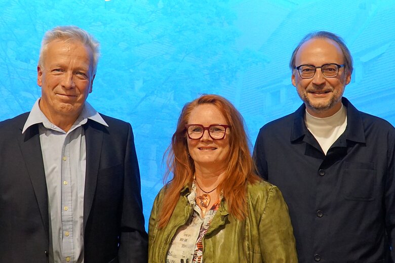 Gruppenbild von Prorektor Dammer und den Preisträgerinnen Annette Schulze und Holger Meeh