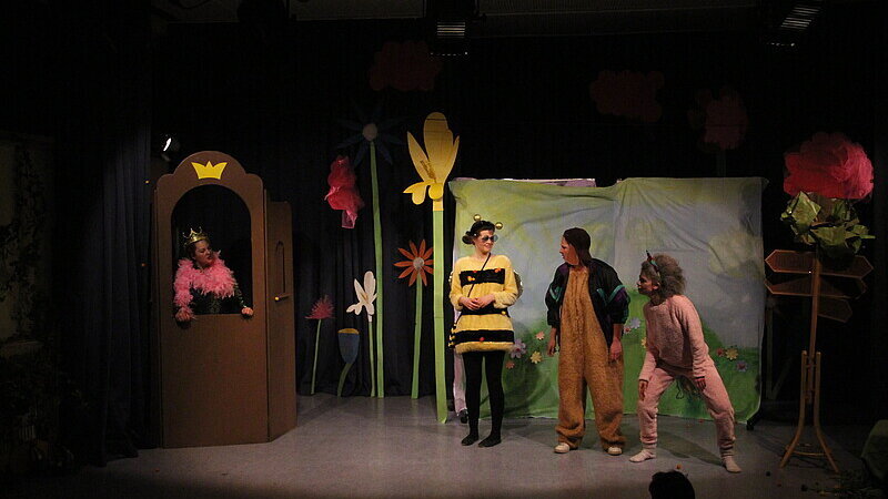 Schauspieler der Theatergruppe der Pädagogischen Hochschule Heidelberg sind bei einer Aufführung zu sehen.