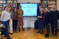 Das Bild zeigt mehrere Menschen vor einer digitalen Tafel. Im Hintergrund sind Bücherregale. Copyright Pädagogische Hochschule Heidelberg