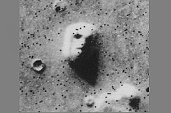 Das Bild zeigt einen Hügel auf dem Mars. Dieser sieht einem Gesicht ähnlich. Foto: wikimedia, Martian face viking cropped